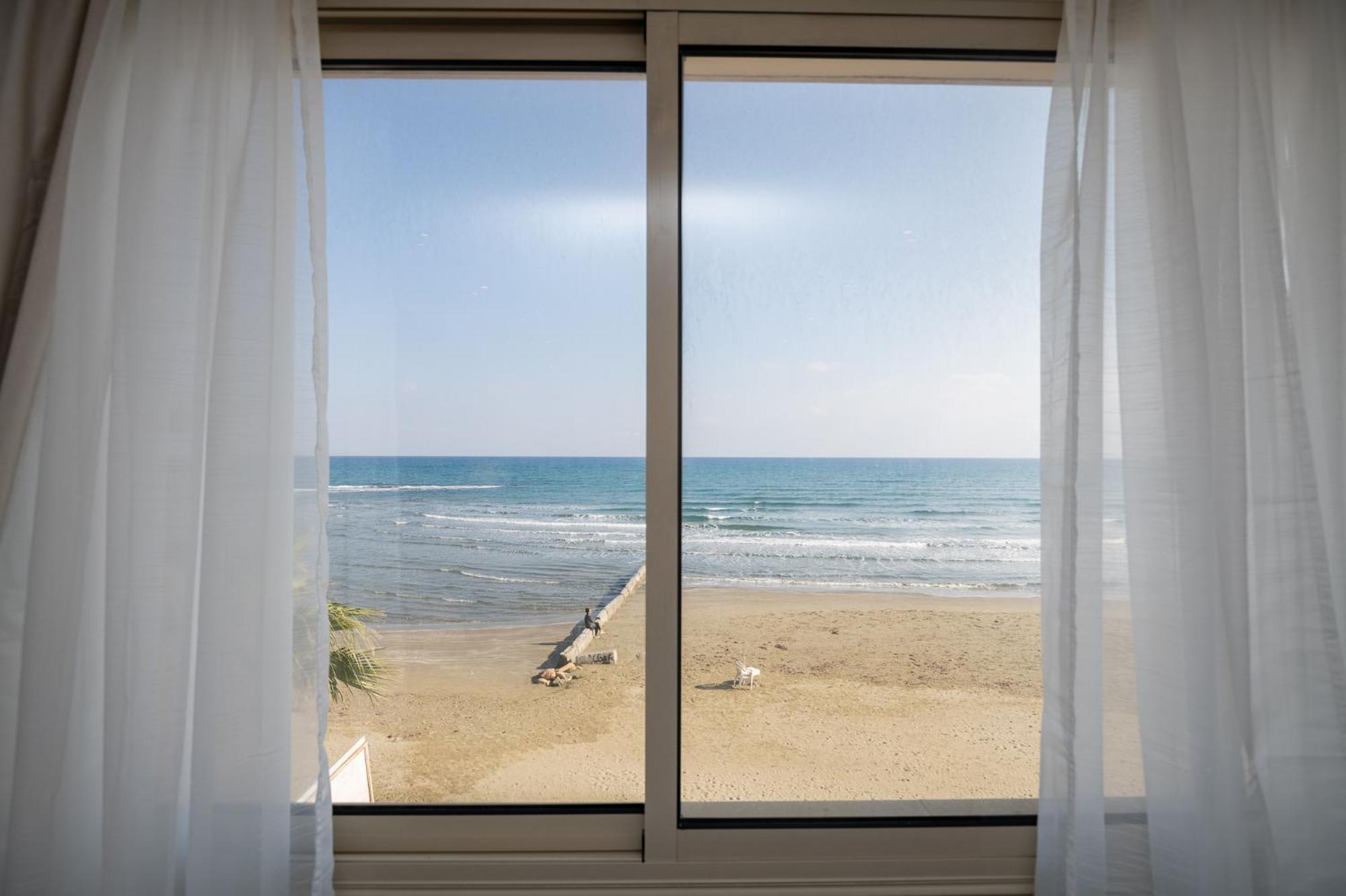 Quattro Beachfront Sea View Ap 4 Lárnaka Kültér fotó